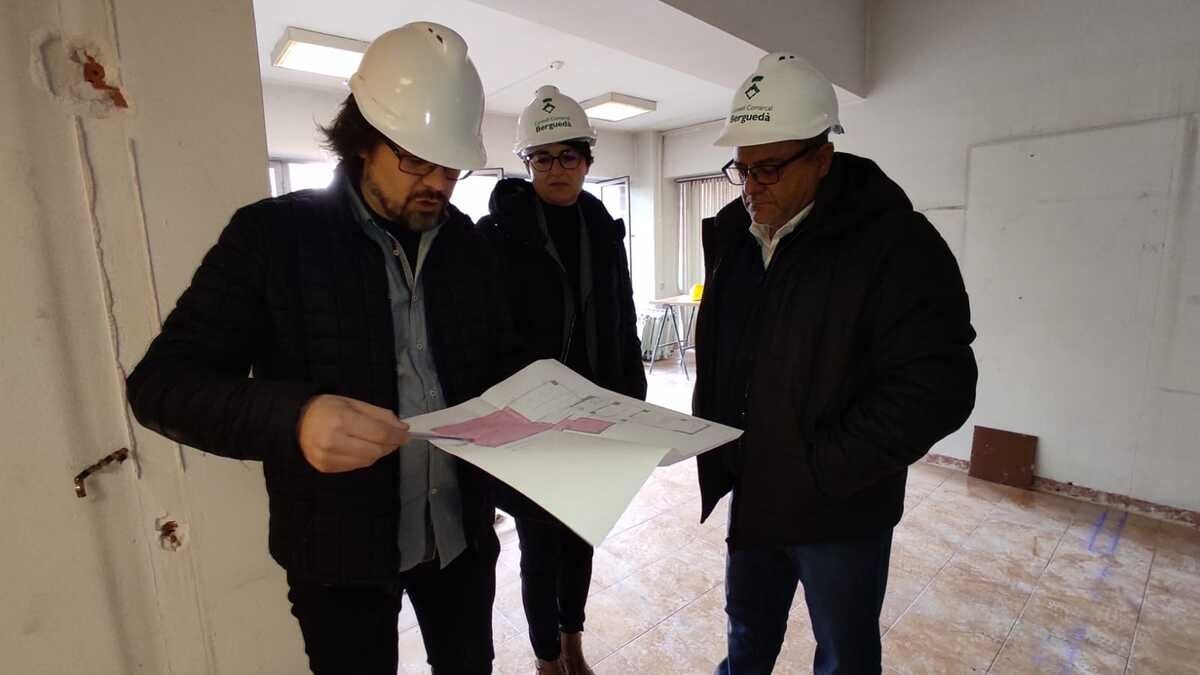 Un arquitecte explica a Anna Maria Serra i Josep Lara l'avenç de les obres. 