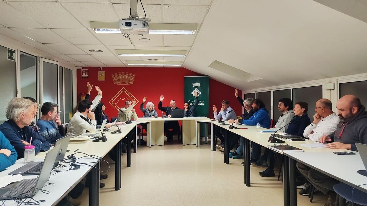 L'instant de la votació del nou plec per a la recollida selectiva del Berguedà
