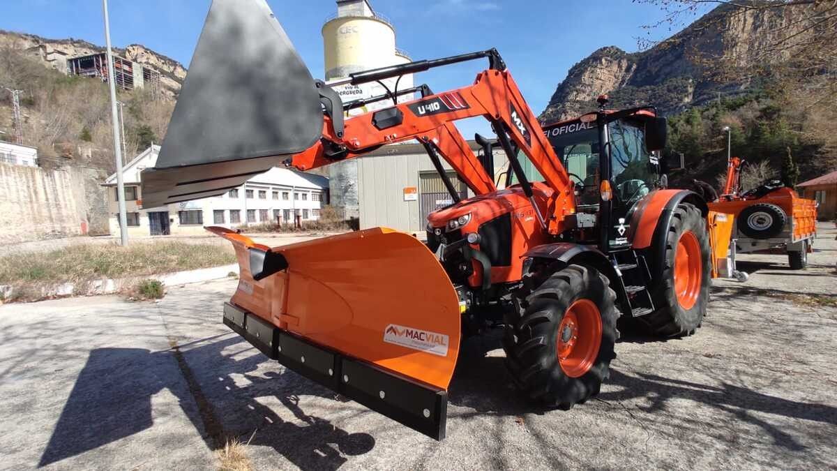 Un dels vehicles adquirits per fer la neteja viària dels camins rurals