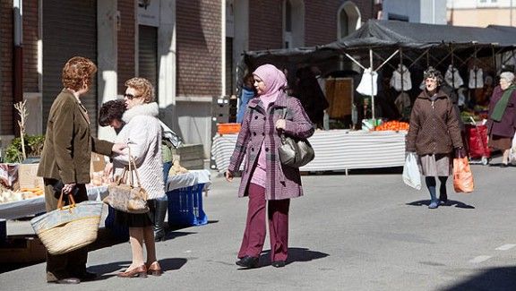 Una dona d'origen magrebí, aquest dimecres al mercat de Ripoll.