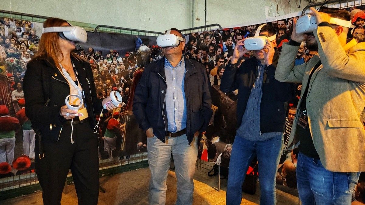 Ariadna Herrada, Josep Lara, Ivan Sànchez i Lluís Vall proven les ulleres de realitat virtual