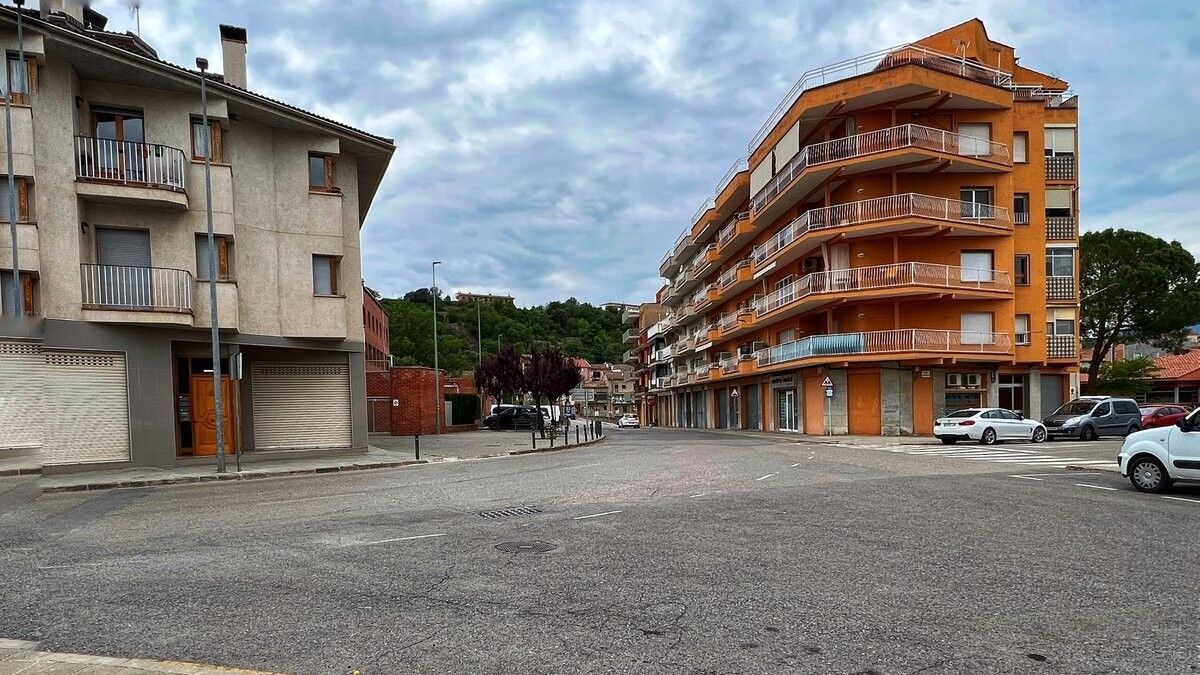 La cruïlla de l'avinguda dels Països Catalans i el carrer Pont de les Eres, a tocar de l'Institut Pere Fontdevila