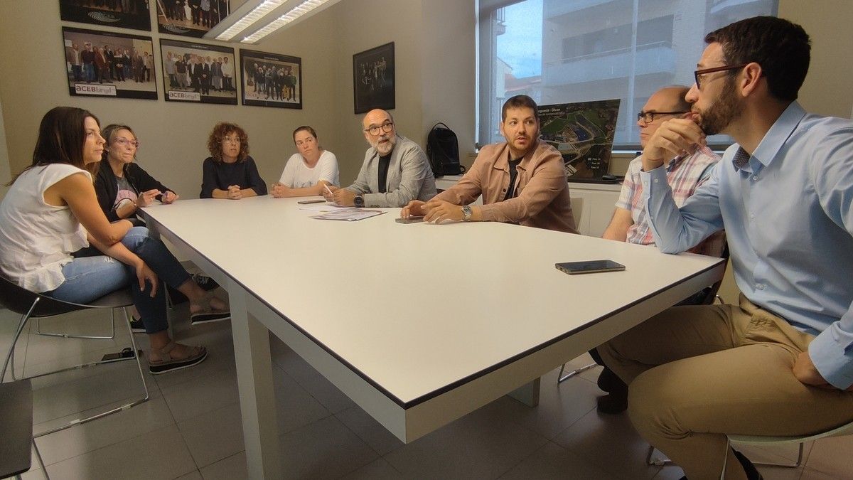 La primera reunió de la nova junta de l'ACEB, encapçalada per Josep Maria Serarols