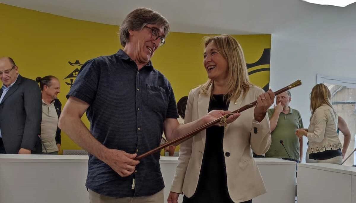 Josep Maria Altarriba entrega la vara a la nova alcaldessa de Puig-reig, Eva Serra