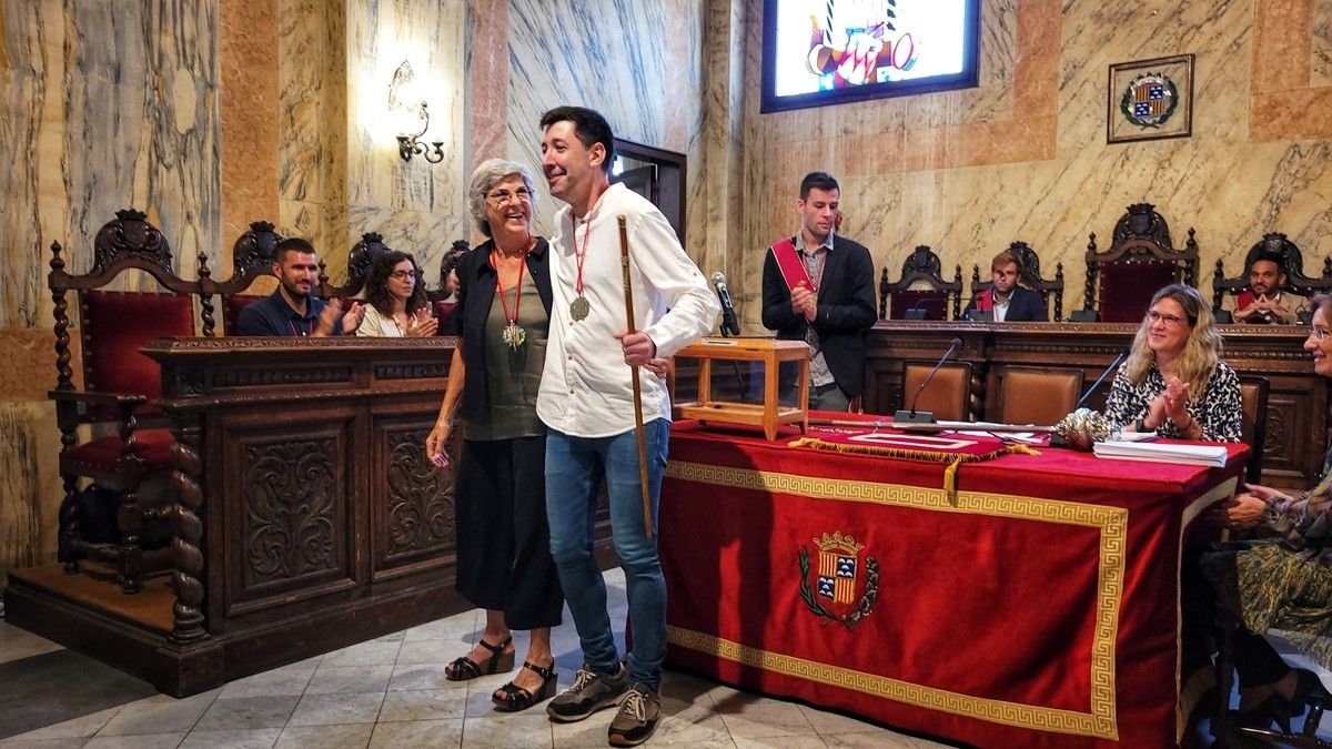 Andrea Corominas entrega la vara a Ivan Sànchez, proclamat alcalde de Berga