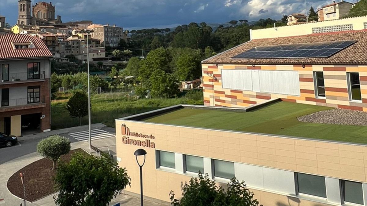 Les plaques solars fotovoltaiques instal·lades a la Biblioteca de Gironella