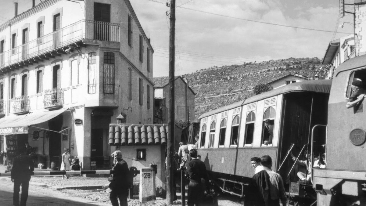 Un tren fa aturada al Baixador de Puig-reig