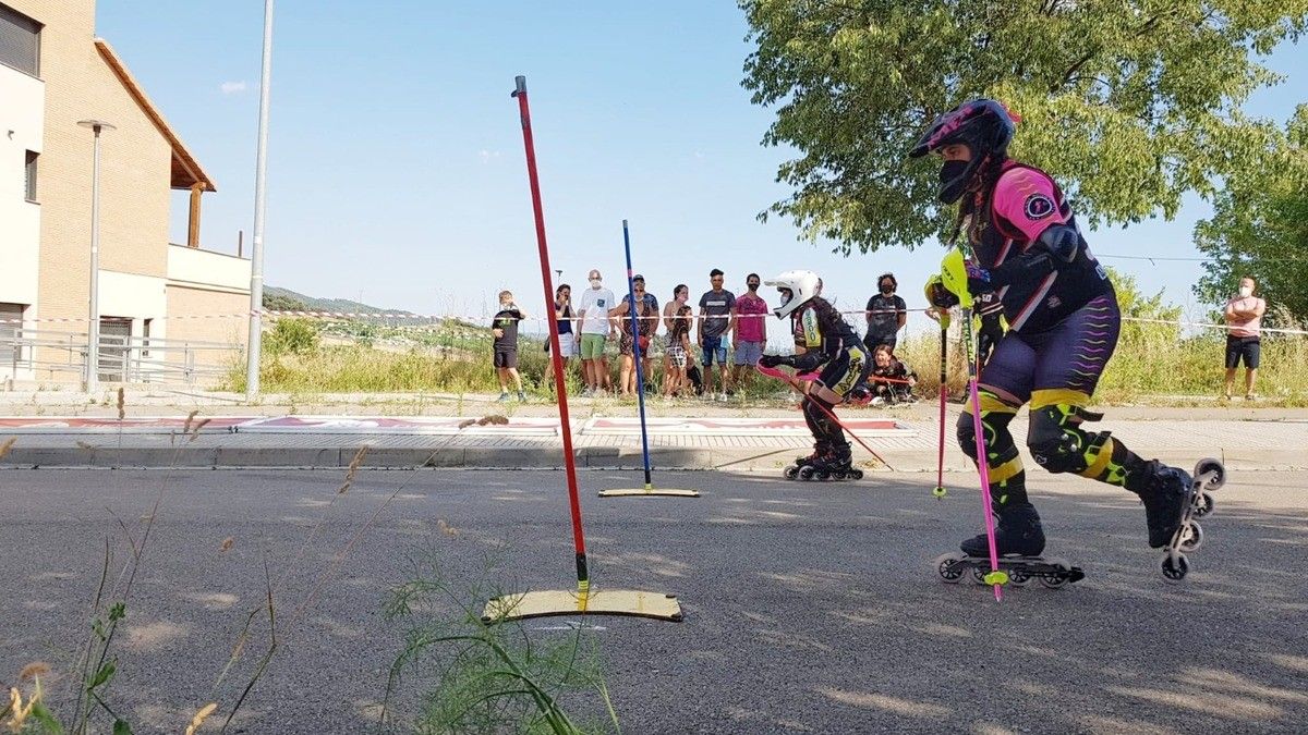 Dos competidors de patinatge alpí en línia en paral·lel, el 2021 a Berga