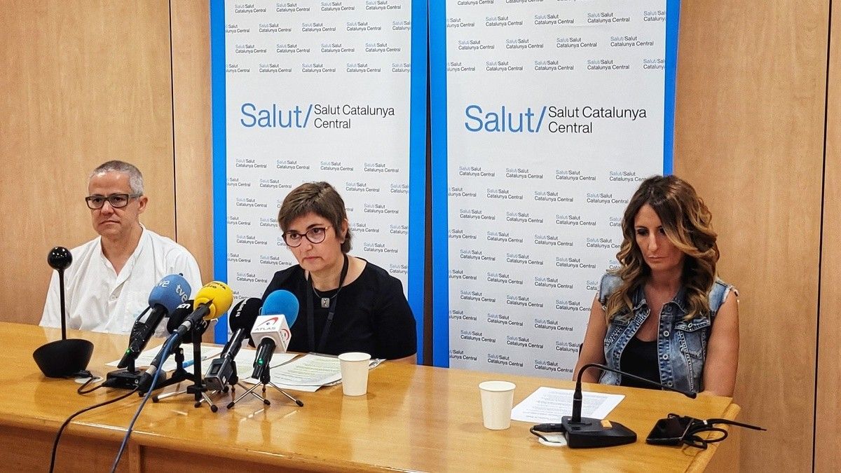Òscar Bernadich, Antònia Baraldés i Carol Castillo, durant l'atenció als mitjans