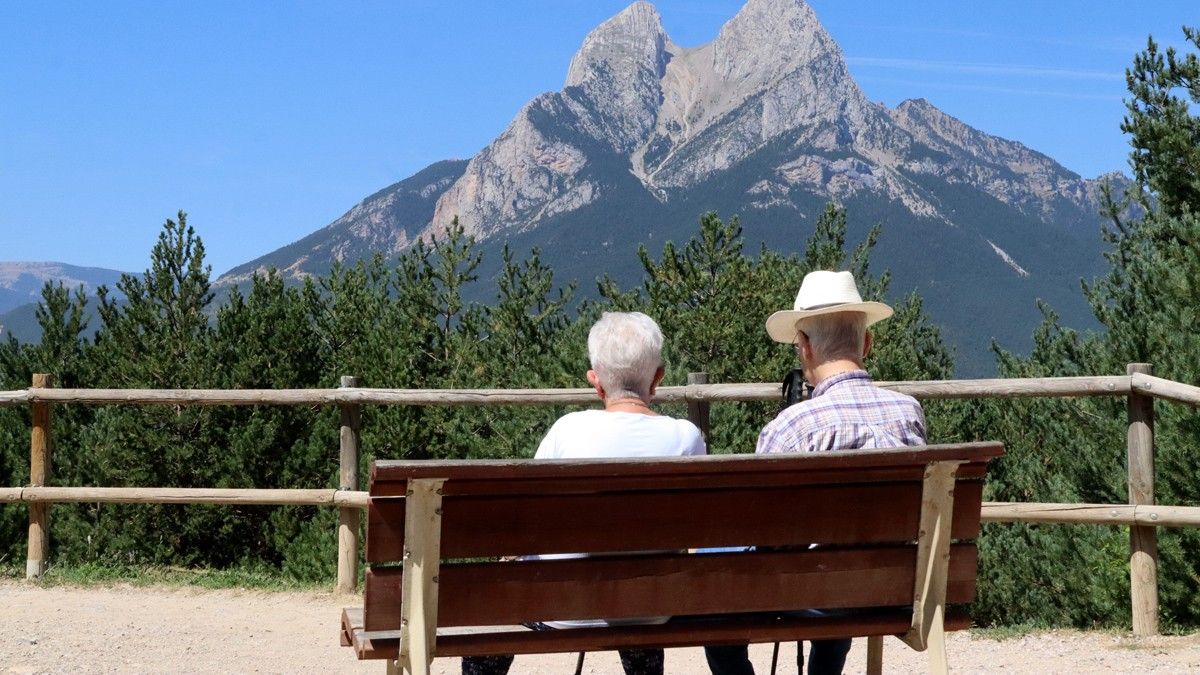 Dues persones observen el Pedraforca