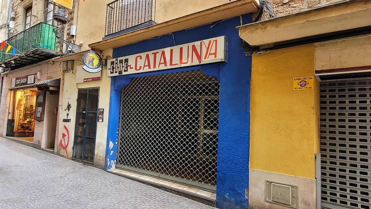 La façana del Cinema Catalunya, el local dels Castellers de Berga