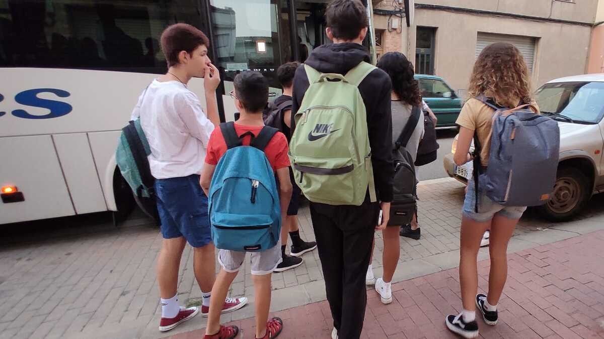 Un grup d'estudiants pujant al bus del transport escolar