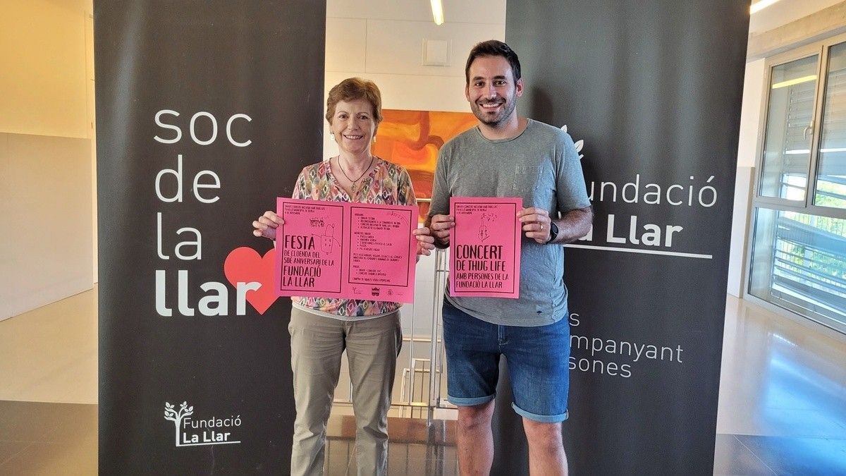 Cecília Camprubí i Pere Fernández, amb el cartell anunciador de la festa d'aniversari de La Llar