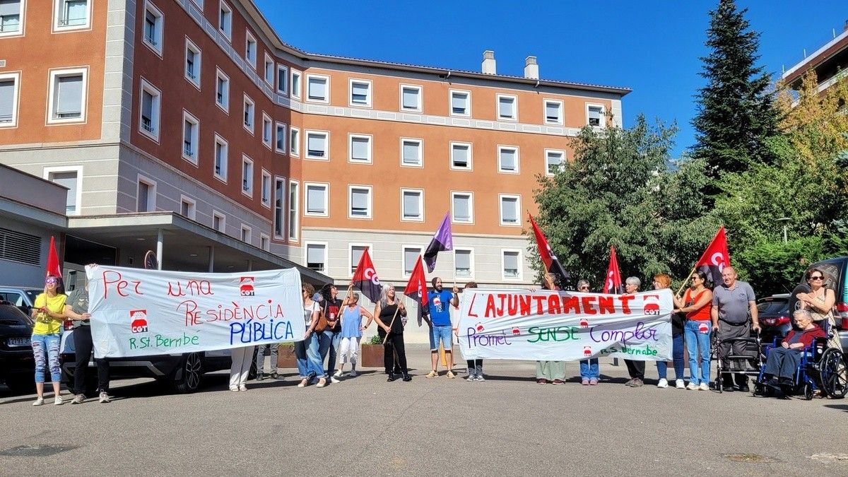 Una vintena de persones s'ha concentrat davant la Residència Sant Bernabé de Berga