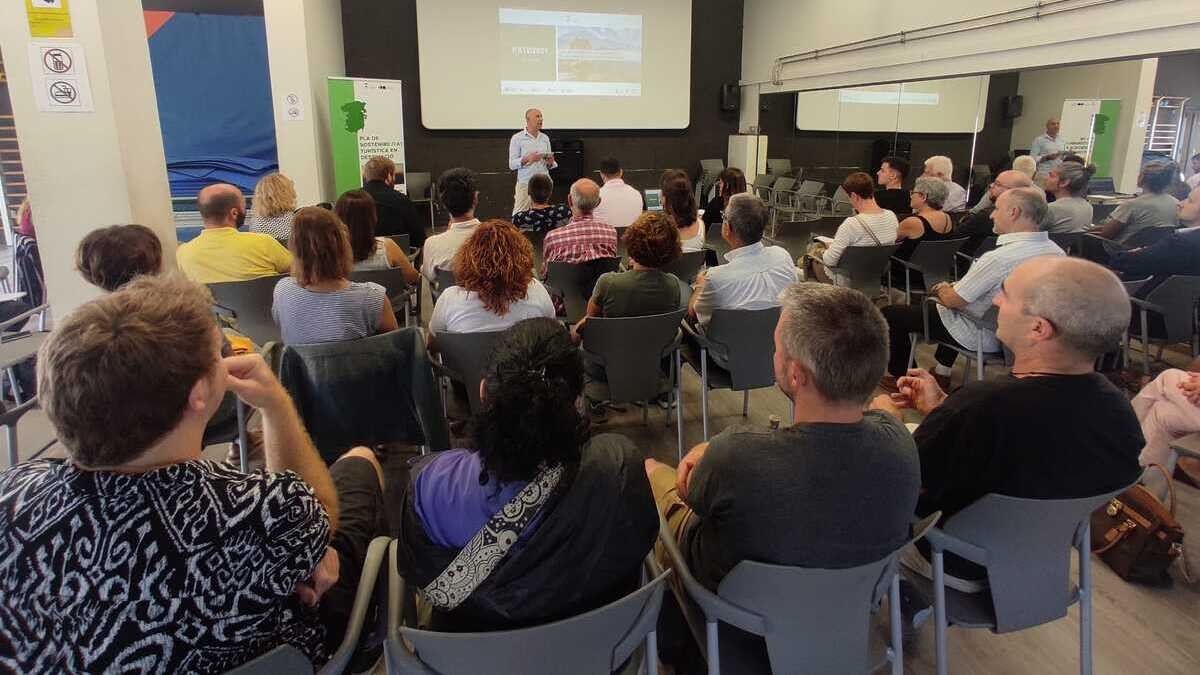 Un moment de la reunió del Consell i l'Agència amb els representants del sector del turisme