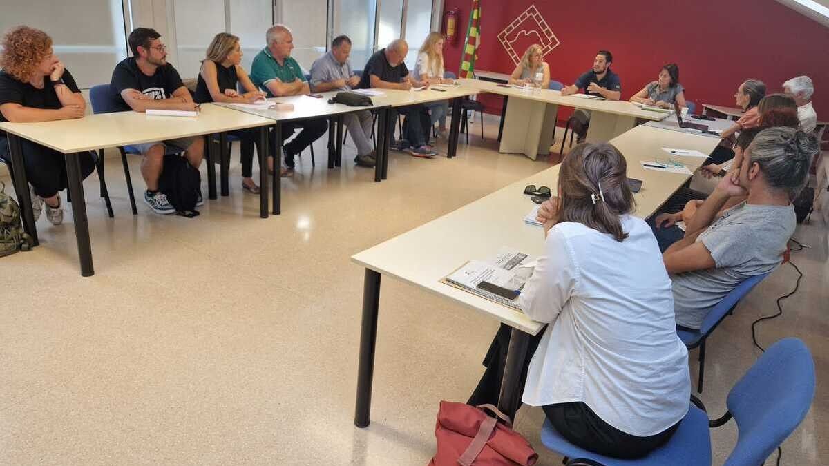 Un moment de la trobada dels ajuntaments participants en l'anàlisi del parc públic d'habitatge