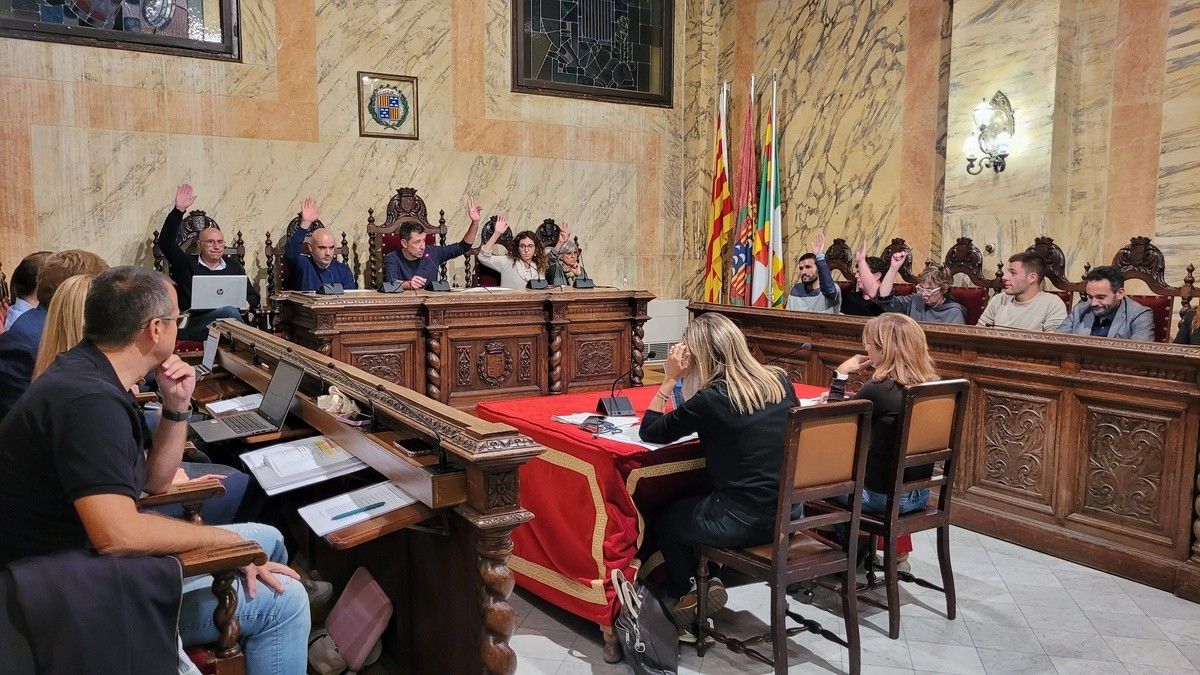 Una votació durant el ple extraordinari d'aquest dijous