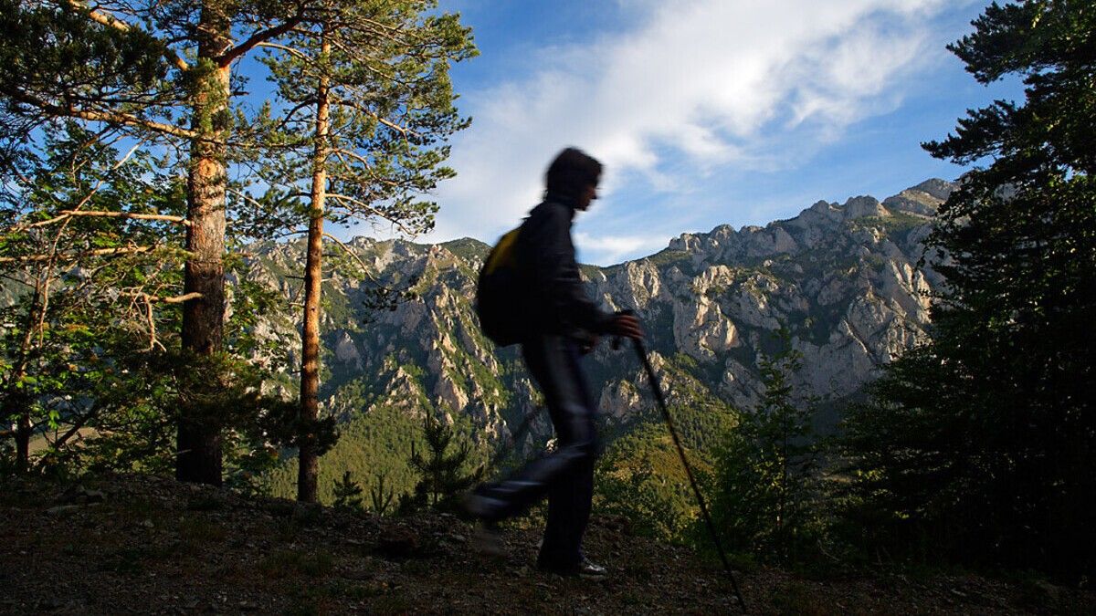 Una persona practica senderisme al Parc Natural del Cadí-Moixeró