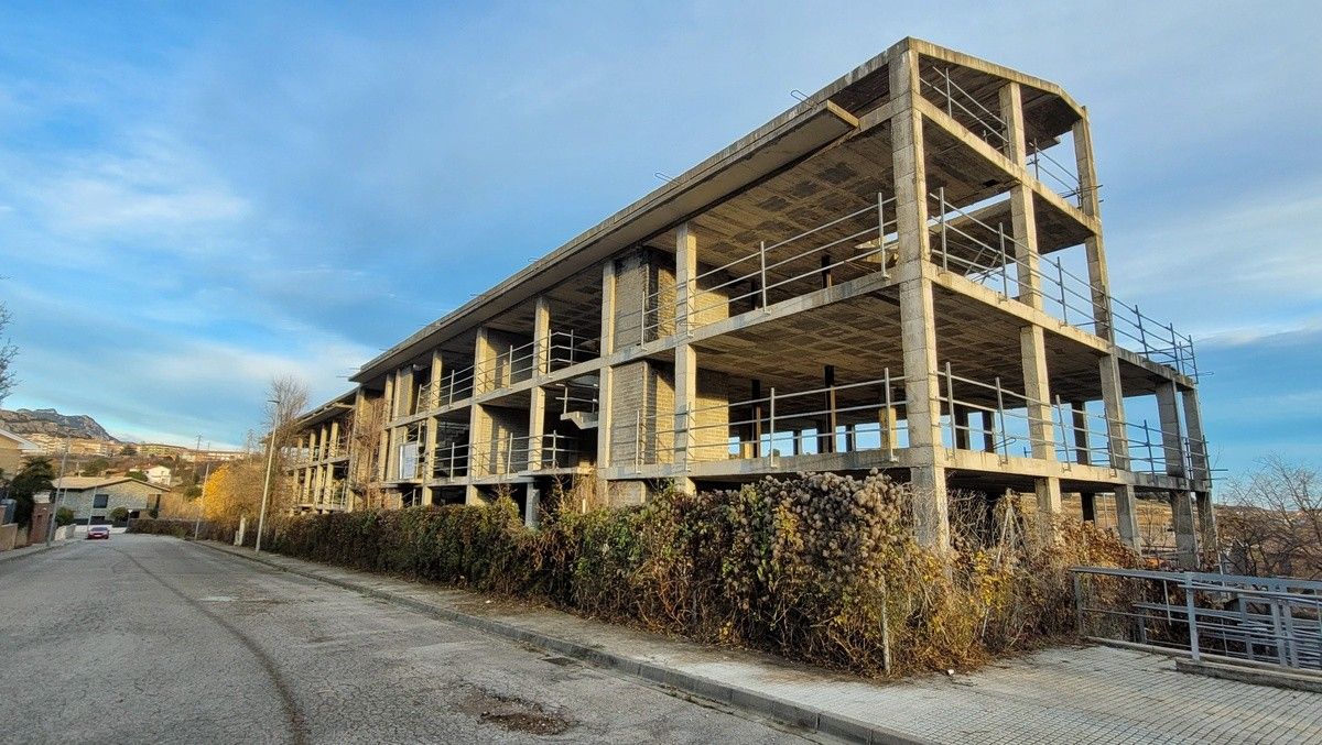 L'edificació inacabada entre el carrer Saldes i l'avinguda Catalunya de Berga