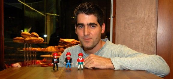 L'impulsor de ClickPatum Oriol Camprubí amb tres figuretes costumitzades de Playmobil 