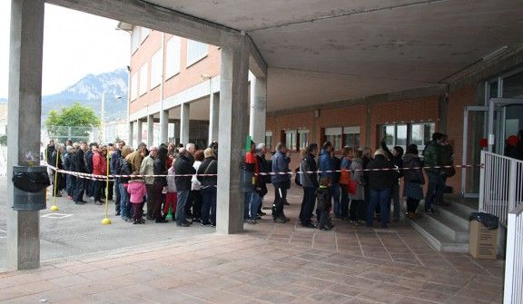 Cua de persones que esperen votar a l'IES Guillem de Berguedà