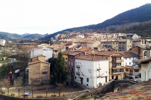 Vista del barri de les Coromines des de l'altra cantó del Llobregat