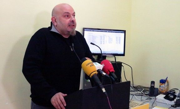 El regidor de la CUP Francesc Ribera exposant el pla d'estalvi