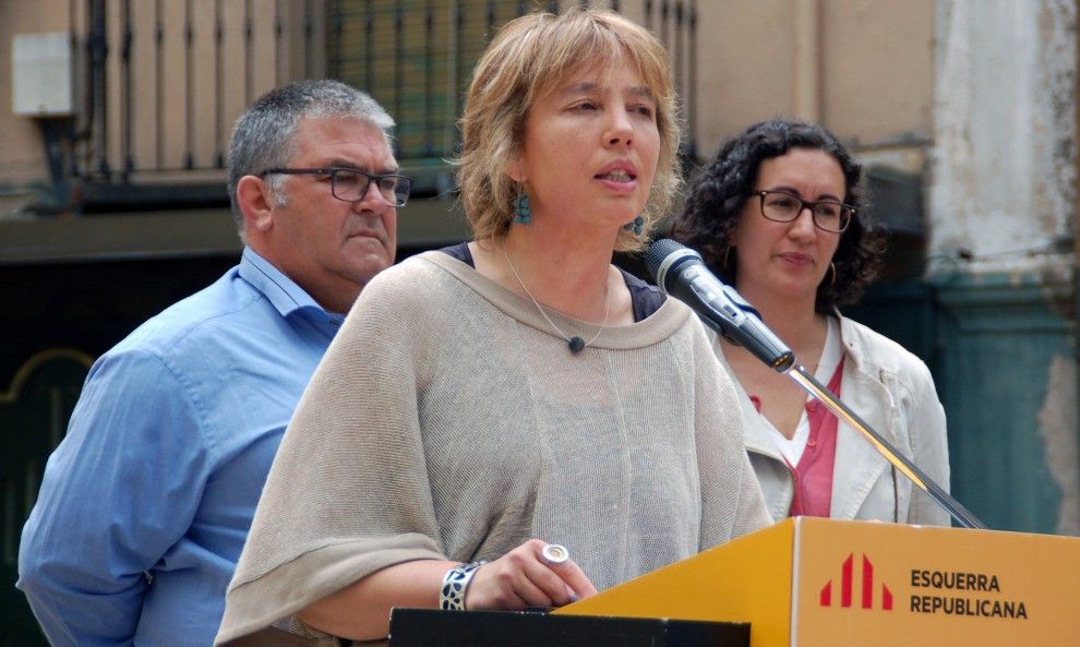 La candidata d'ERC a Berga, Ermínia Altarriba, acompanyada per Toni Pérez i Marta Rovira