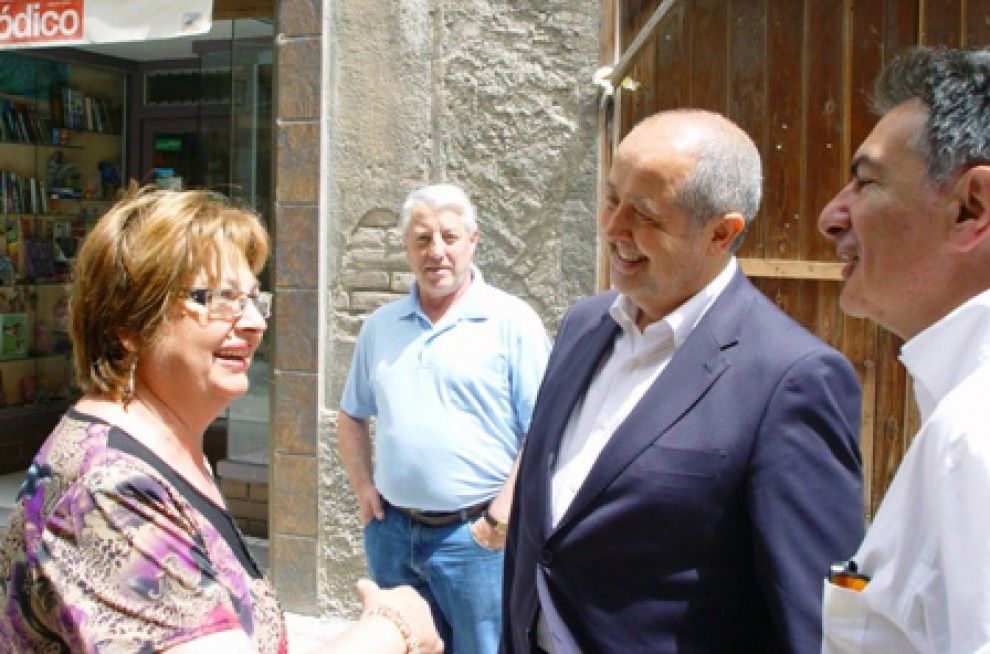 El conseller Felip Puig parlant amb una veïna i amb el candidat de CiU a Bagà, Pep Llamas