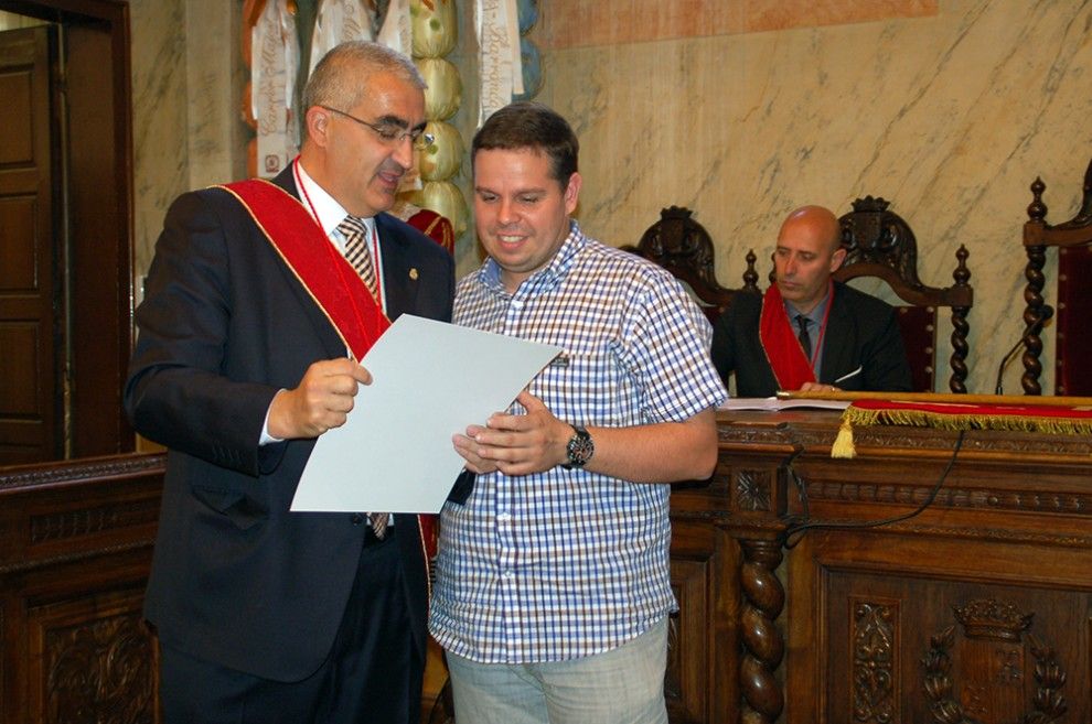 L'alcalde en funcions de Berga, Juli Gendrau, entregant un títol de patumaire