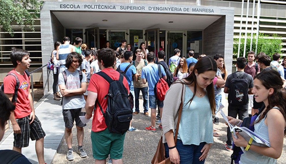 Estudiants de Batxillerat surten de la UPC després de l'examen de selectivitat.