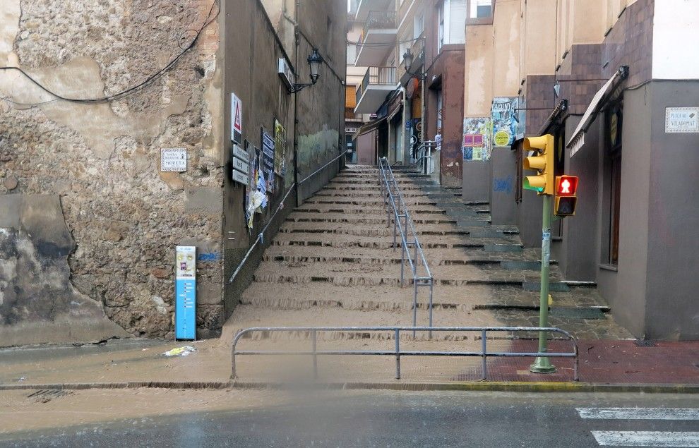 Les escales que pugen fins a la plaça de l'Hospital inundades d'aigua