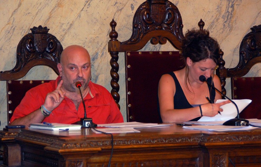 El regidor d'Economia Francesc Ribera exposant els números de l'Ajuntament de Berga