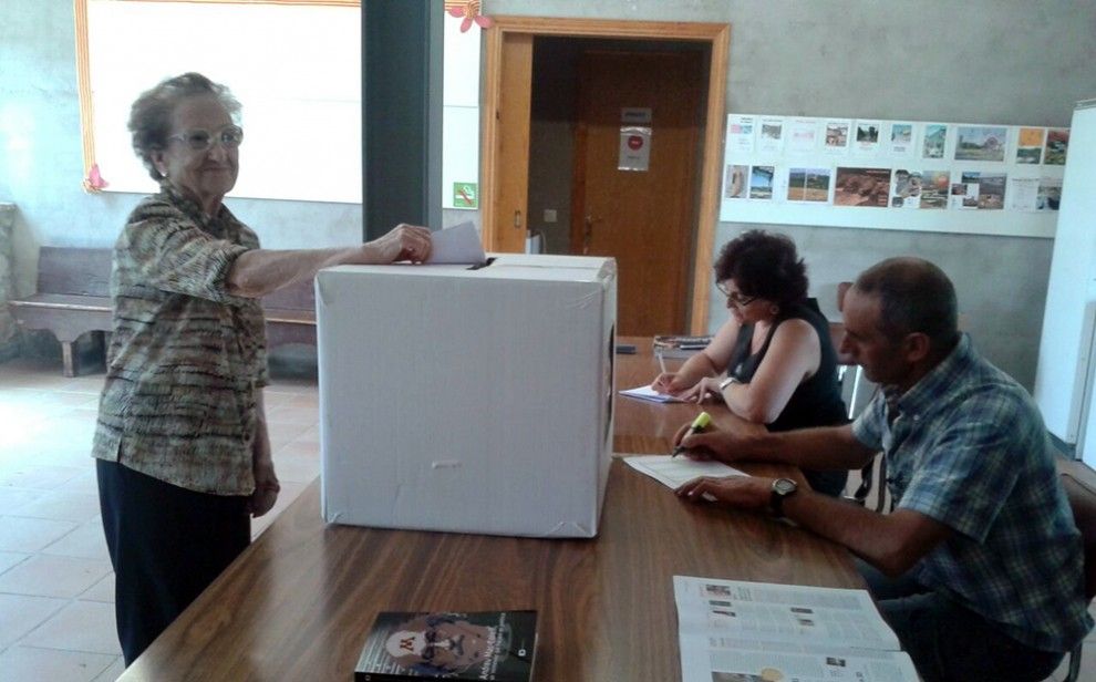 Una votant al procés participatiu de Santa Maria de Merlès sobre la comarca del Lluçanès