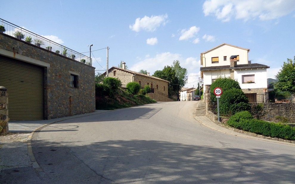Carrer d'entrada al poble de Borredà