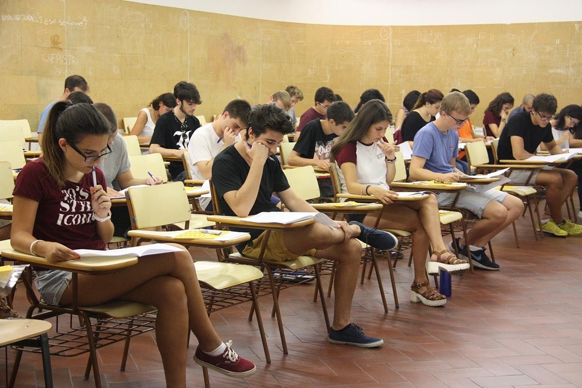 Alumnes fent el primer examen de selectivitat de la convocatòria de setembre .