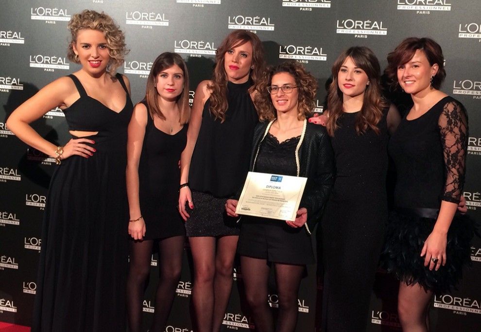 Vanessa Espelt amb el diploma i el seu equip de treballadores, a Madrid.