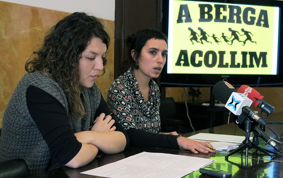 L'alcaldessa, Montse Venturós, i la regidora Anna Alsina exposant el programa 'A Berga acollim'.