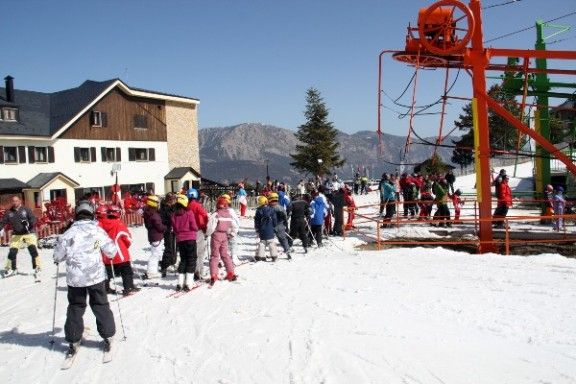 Alumnes esquiant.