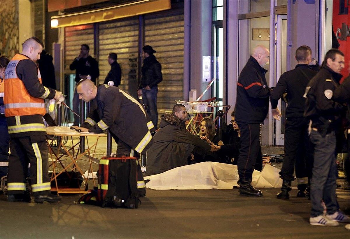 Els atacs a París han provocat més d'un centenar de víctimes.