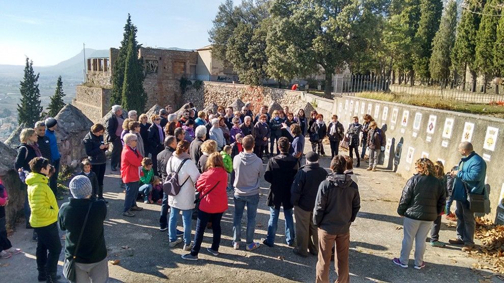 Participants a la visita guiada al Castell de Berga.