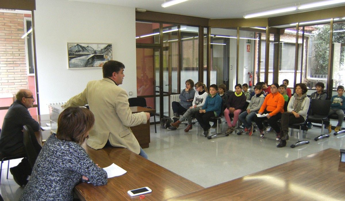 Jesús Calderer, explicant el funcionament de l'Ajuntament als alumnes.