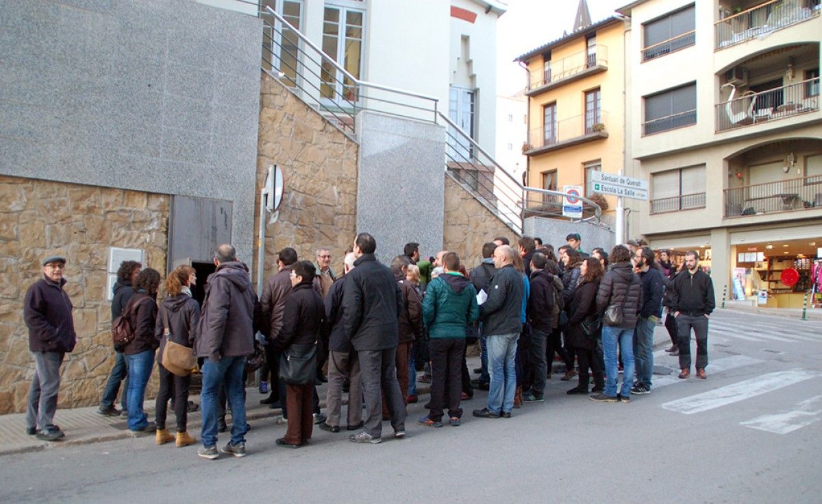 Persones esperant per entrar al refugi antiaeri que hi ha sota del Teatre Municipal de Berga