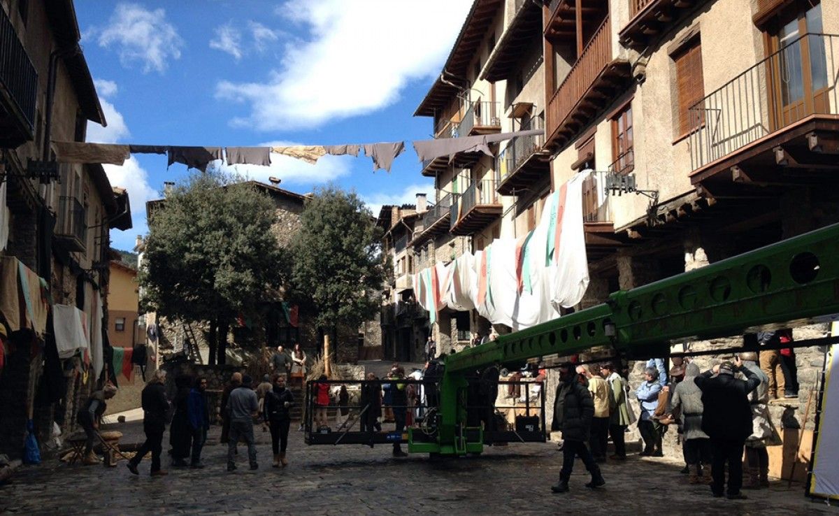 La plaça Porxada de Bagà preparada per gravar una escena de 
