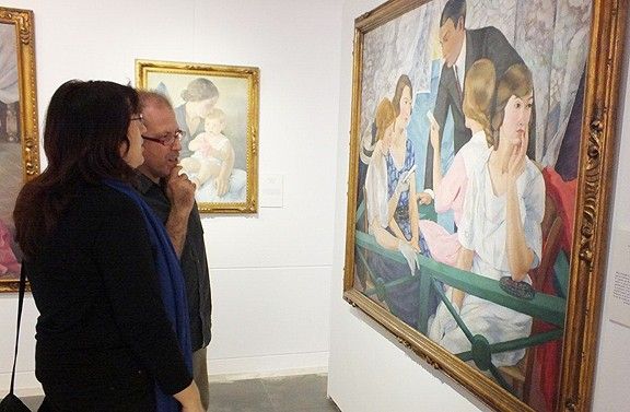 Dos visitants a l'exposició de Francesc Vayreda