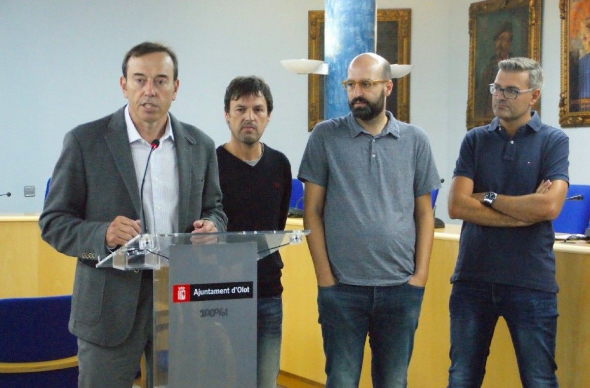 El regidor de Benestar Social, Pep Berga, el tècnic del CASG, Eduard Carrera, l'artista Servand Solanilla i el director de l'ABS d'Olot durant la presentació, Josep Nicolau