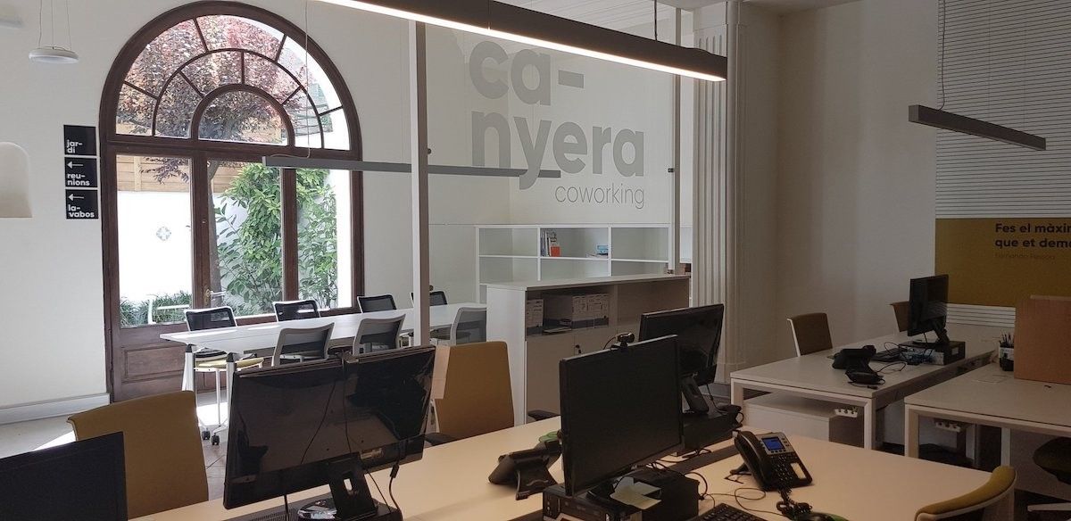 Interior de Ca-Nyera Coworking, on obre oficina l'empresa Synergie.