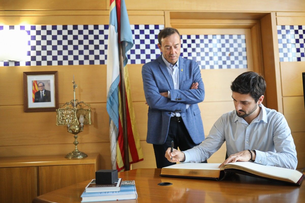 Xavier de Bolós, signant al Llibre d'Honor de l'Ajuntament