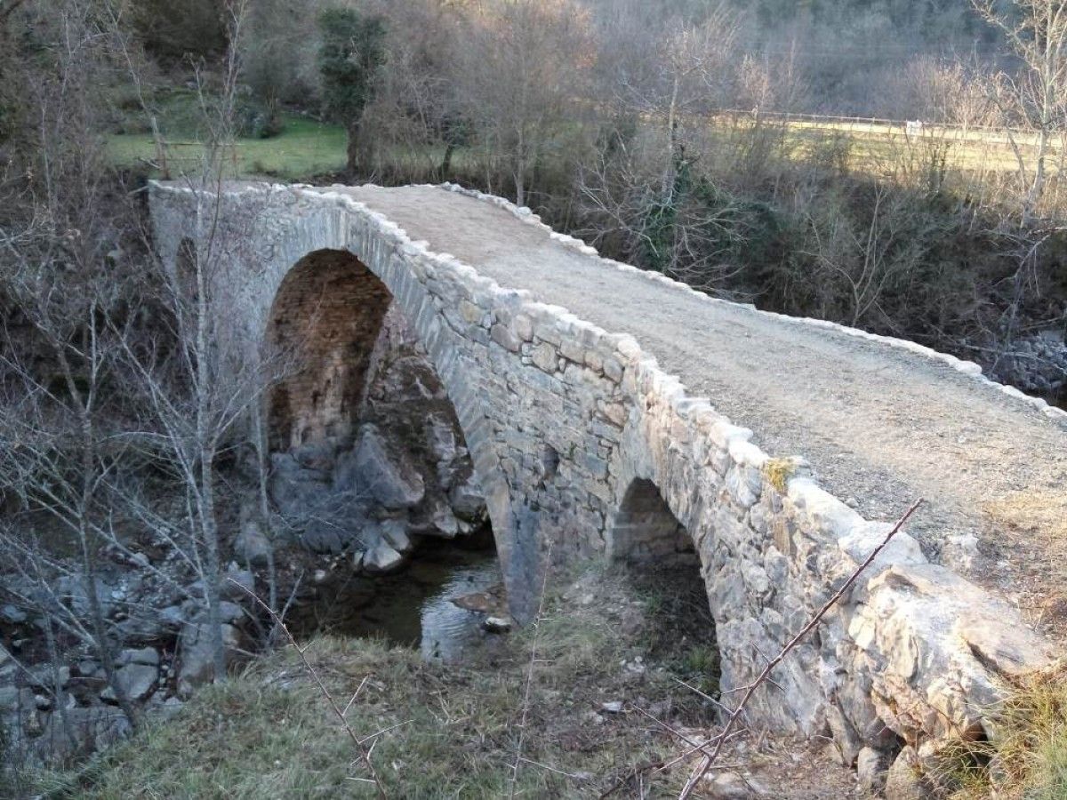 El Pont de Bolacell unia antigament Beget i Oix.