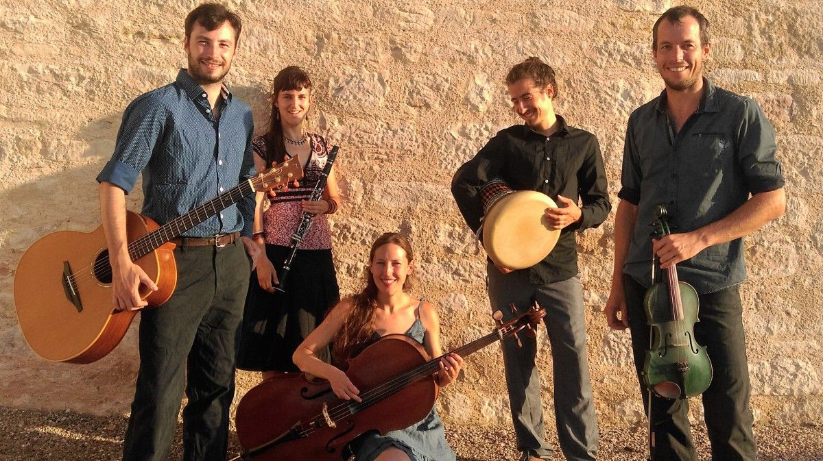 La banda occitana Bal O'Gadjo incorpora al seu treball músiques i cants tradicionals del món.